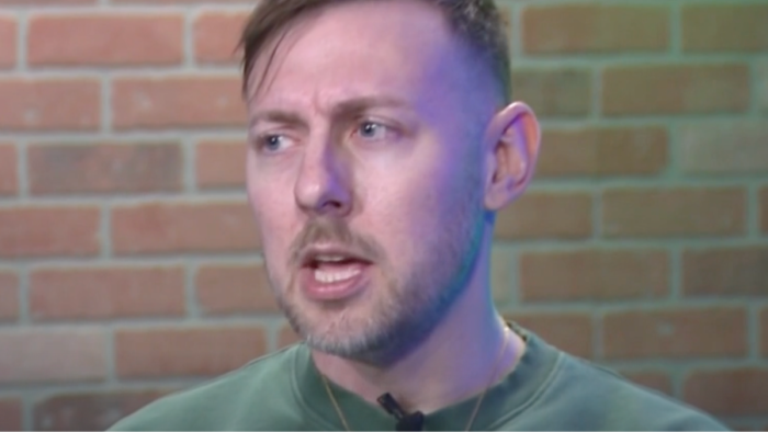 Person escaping armed attack after meeting a dating app stranger