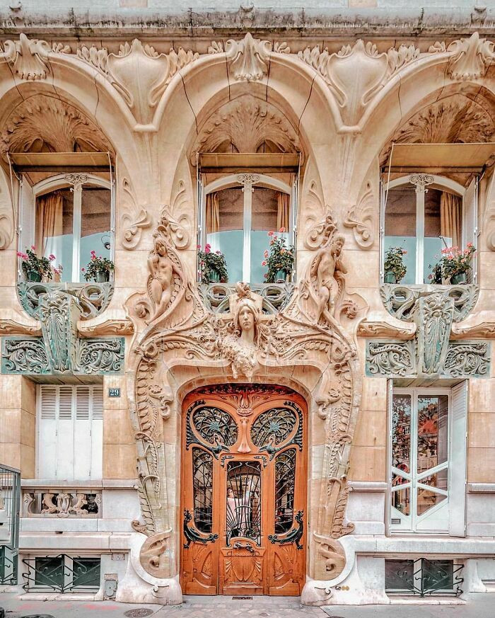 30. Lavirotte Building, designed by the French architect Jules Lavirotte and built between 1899 and 1901.