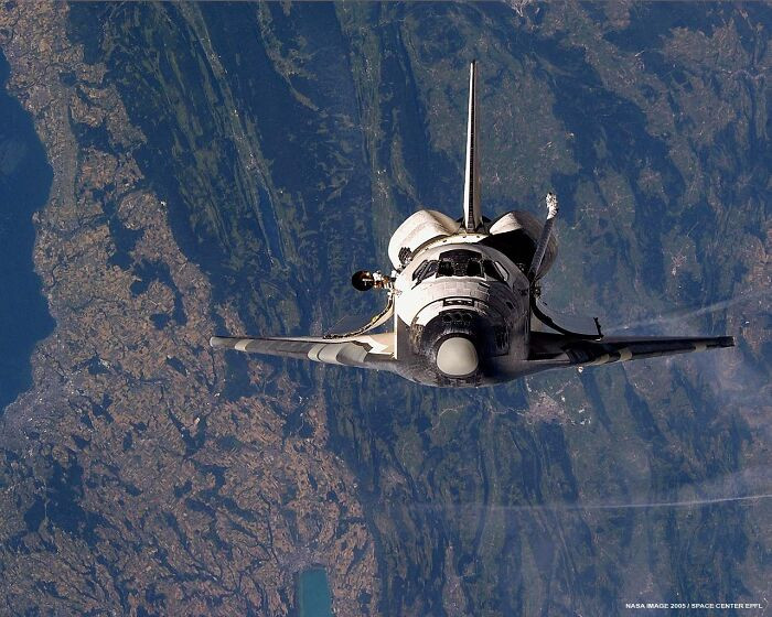 "Space Shuttle Discovery Over Switzerland [1280 X 1024]"
