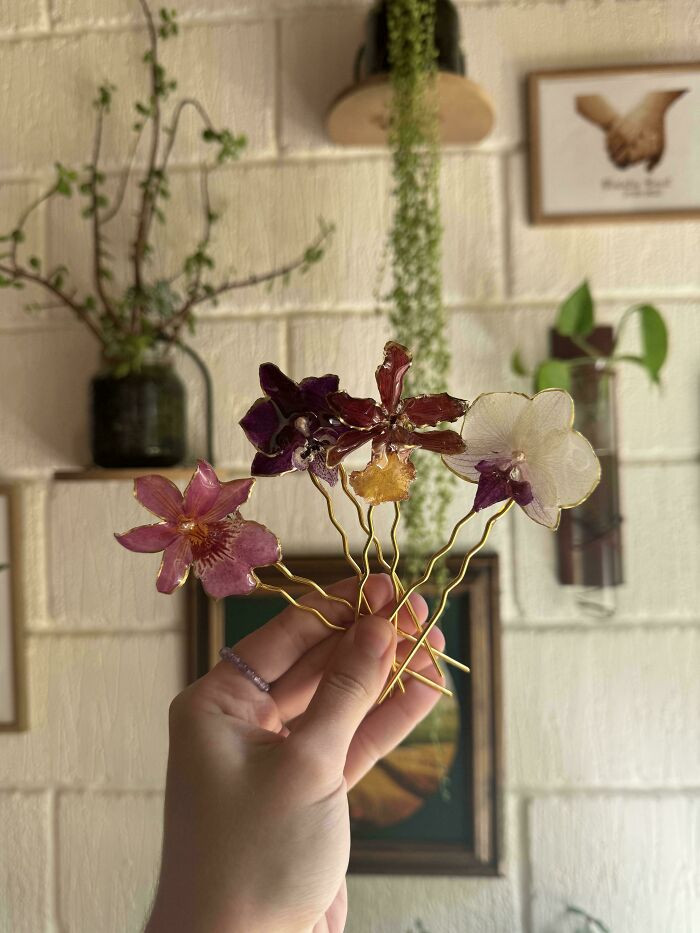 "I Turn Real Flowers Into Hairpins"