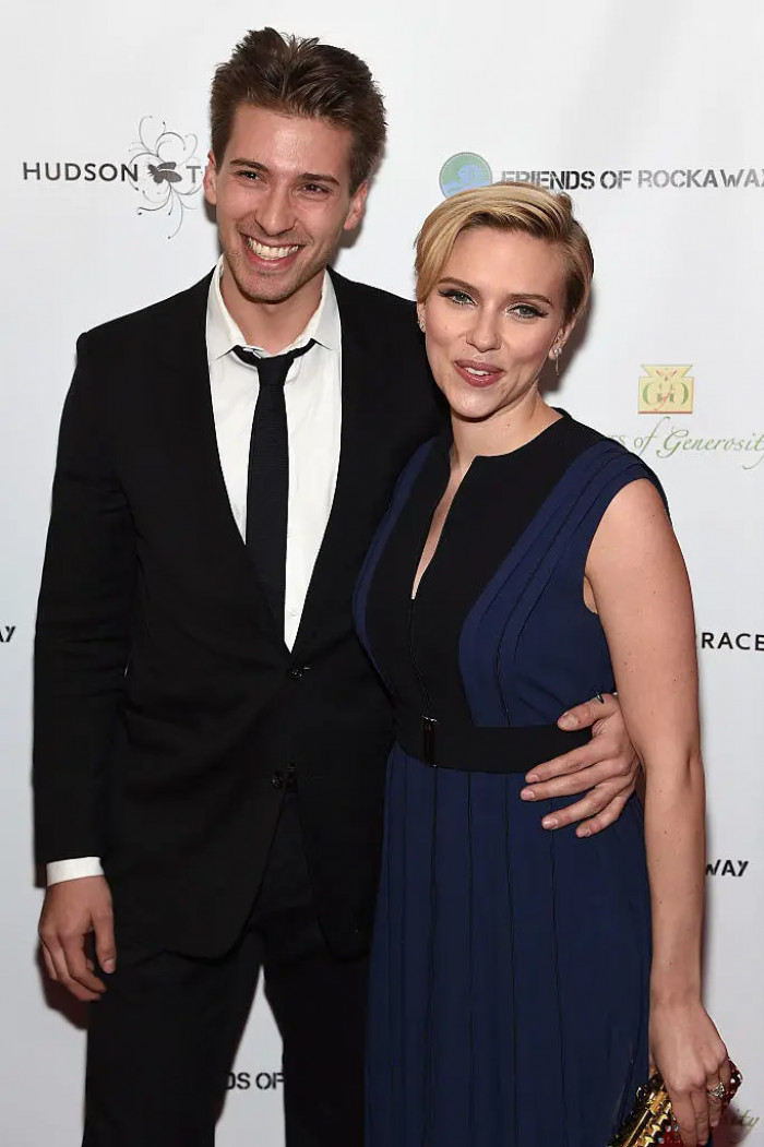 14. Here's Scarlett Johansson and her twin brother, Hunter Johansson