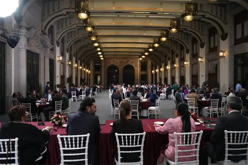 Officials unveiled the 40-hour workweek objective during a lunch with labor representatives at the National Palace.