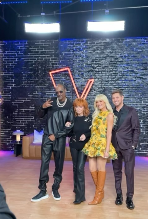“The natural looks amazing. You looked absolutely beautiful tonight on The Voice,” a fan said
