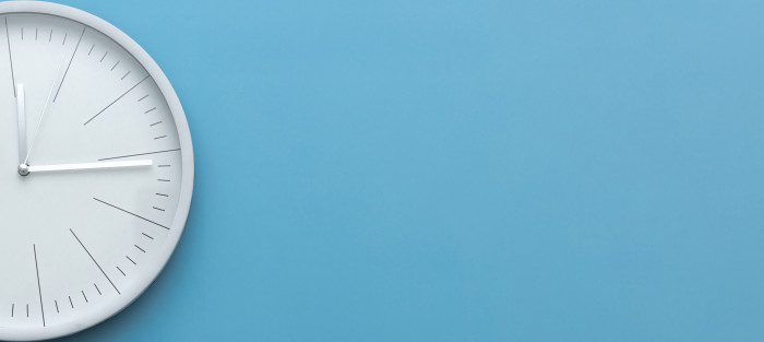 Evalúe y ajuste: Evalúe regularmente su rendimiento y haga ajustes en su enfoque de gestión del tiempo según sea necesario.