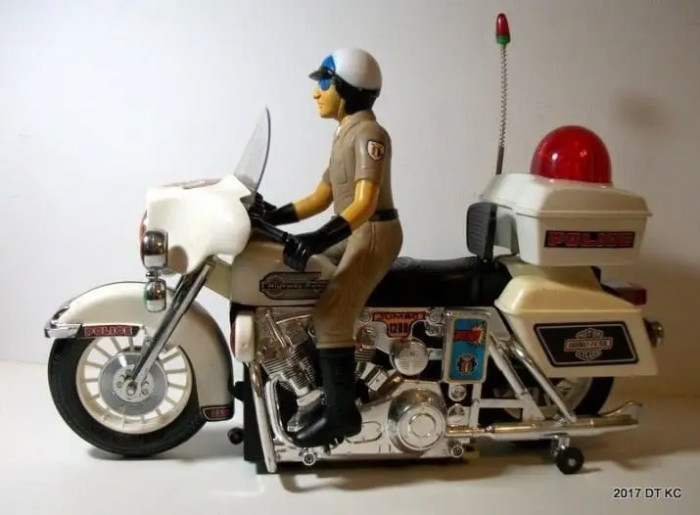 28. These highway-patrol motorcycle-cop remote control toys