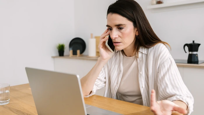 Workplace communication on smartphones, highlighting Australia’s right to disconnect law