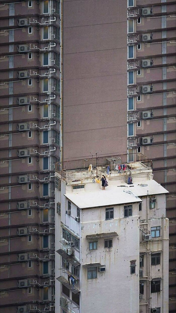 Daily Life On The Rooftops Of Old Hong Kong Buildings, Captured By Romain Jacquet-Lagreze
