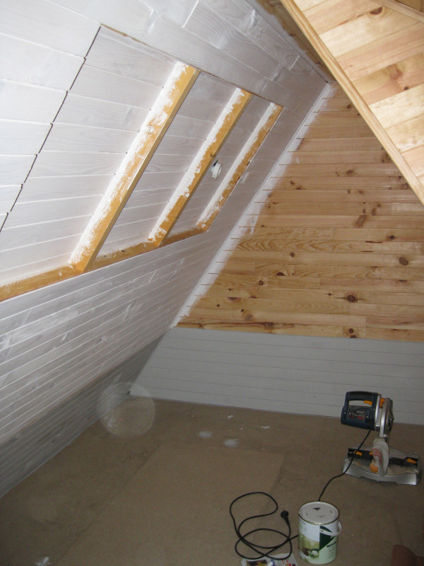The freshly renovated attic was adorned with wooden paneling and given a coat of paint.