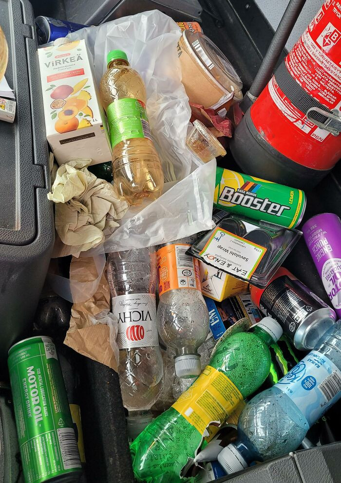 20. I thoroughly cleaned this car three weeks ago, both its interior and exterior. This is the condition in which my colleague left it before going on vacation.