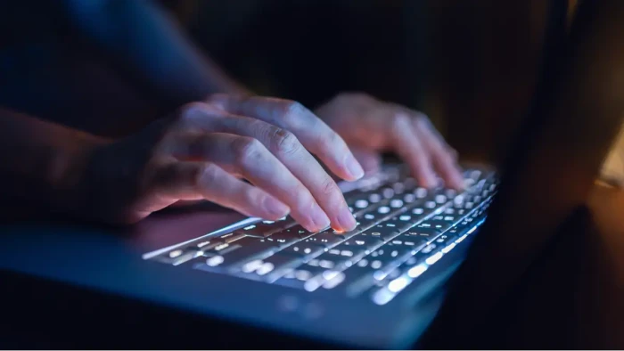 Keyboard with passphrase guidance and padlock symbol, promoting stronger password security