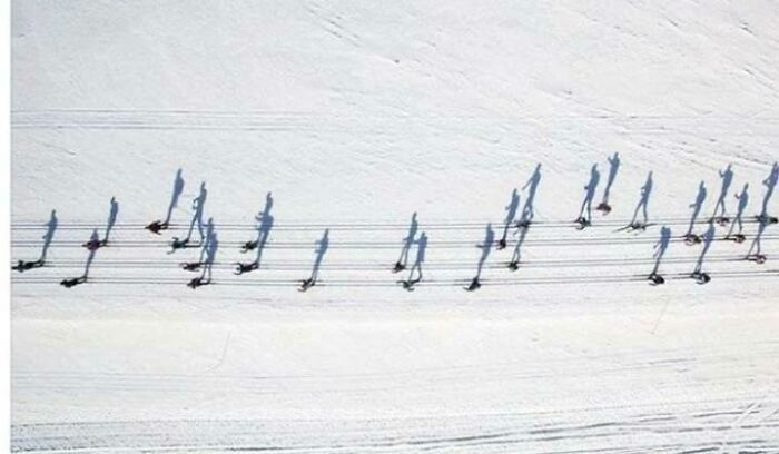 Skiers look like notes.