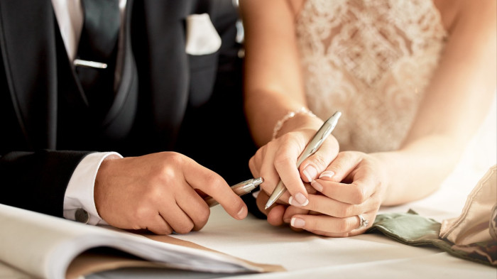 Doctor counseling patients on culturally sensitive guidance for cousin marriage risks.