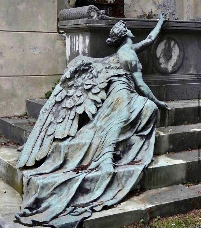 5. Exceptional bronze memorial sculpture commemorating the Calcagno family, crafted by Adolpho Appolini in 1904. Currently housed within the Staglieno Cemetery in Genoa, Italy.
