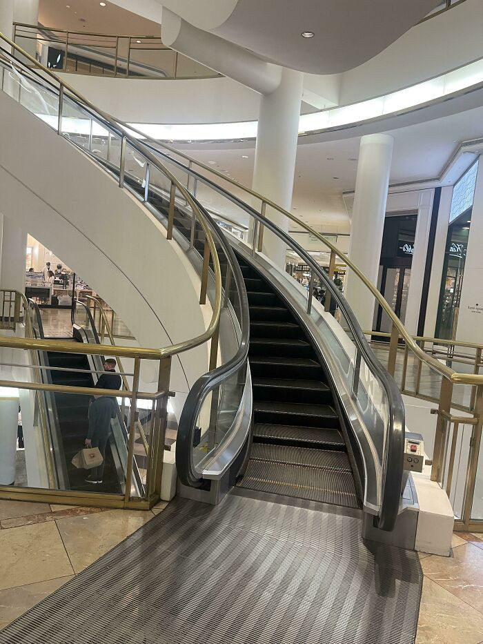 "Curving Escalator"