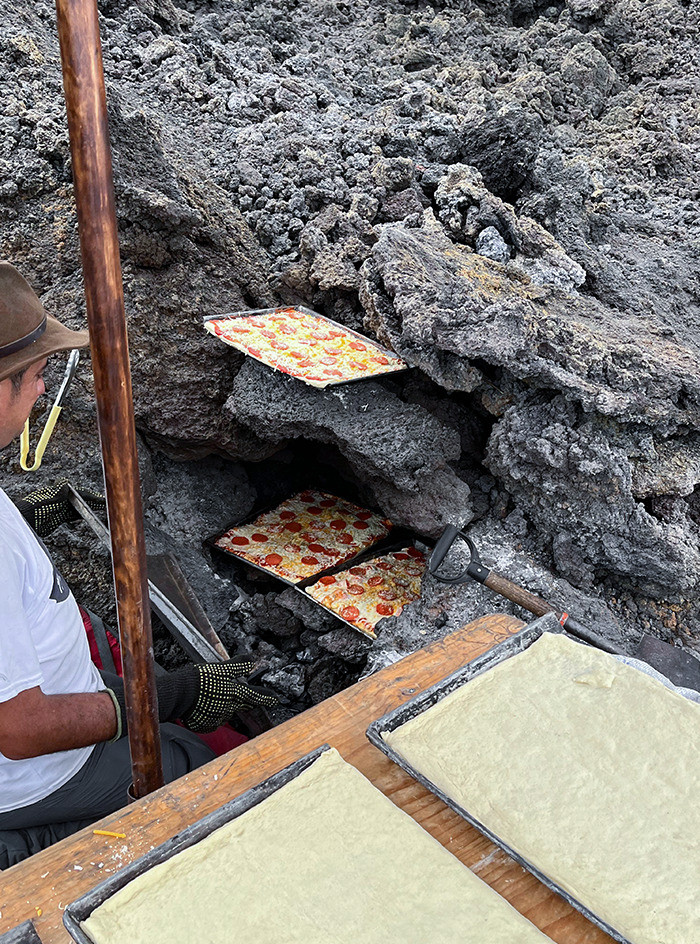 14. This guy crafts pizzas utilizing the natural heat from the volcanic vents found on the Volcán De Pacaya in Guatemala.
