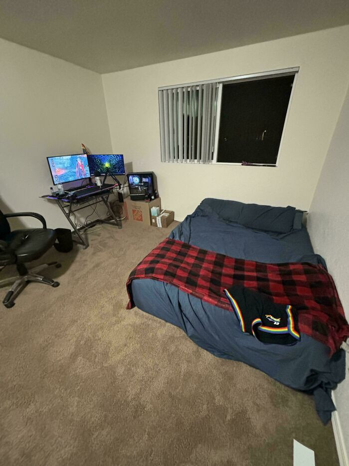 "After Moving Across The Country And Living In My Car For 4 Months, I Finally Made It"