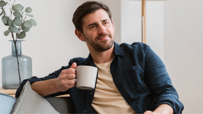 Coffee cups on a table with charts suggesting optimal daily intake for cognition