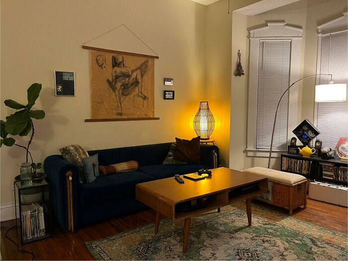 Cozy living room banquette area, seeking advice for coffee table styling.