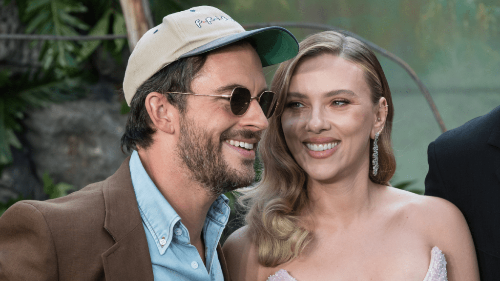 Scarlett Johansson and Jonathan Bailey