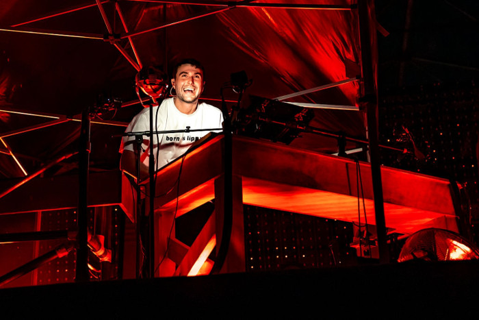 Fred Again performing live during USB002 tour, with fans and tour dates