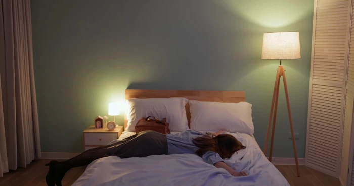 Diagram comparing quick sleep onset and signs of sleep deprivation stress effects