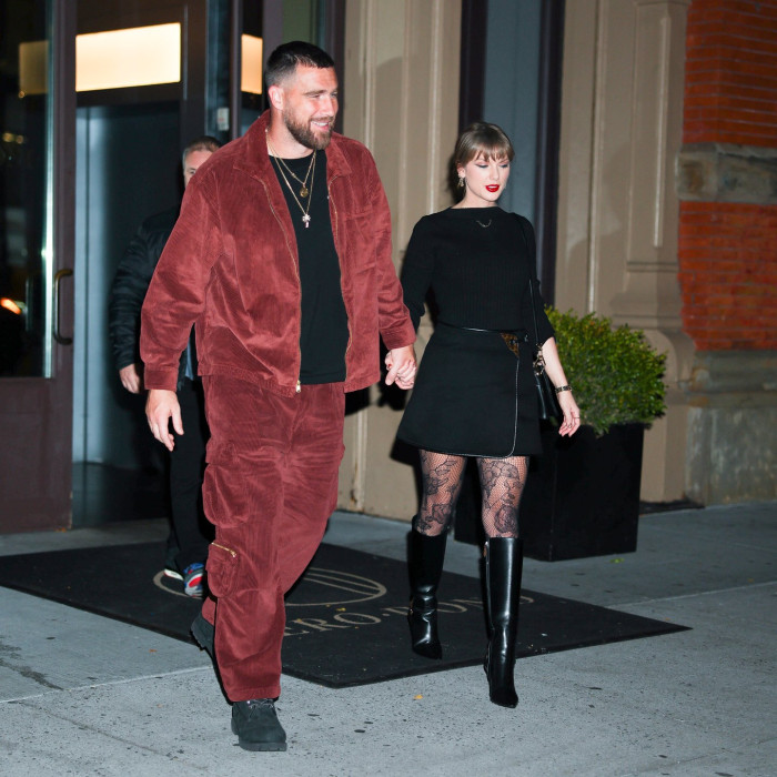 Travis Kelce on the field at Super Bowl LX, fans noticing Taylor Swift’s absence.