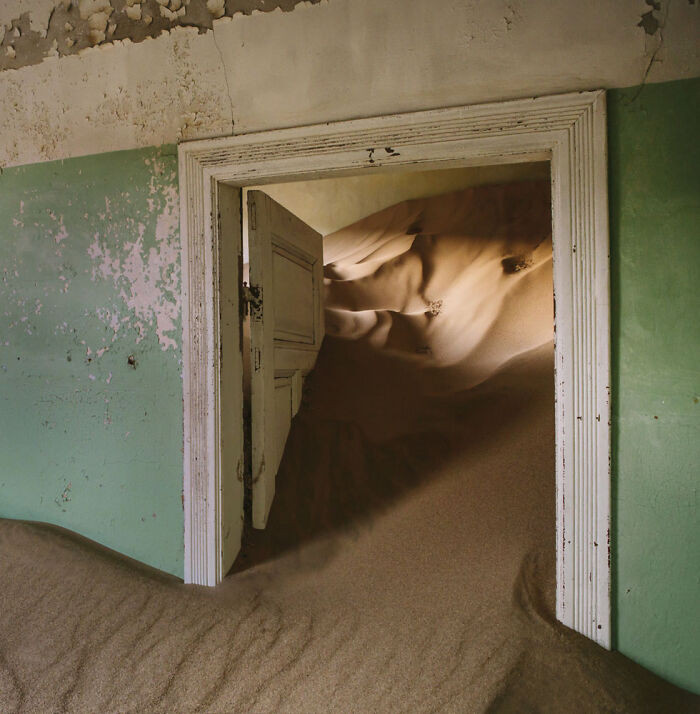 15. A thick sand pile forced its way through the doorway