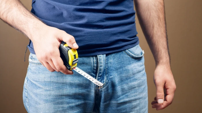 Specialist discusses lifestyle factors like smoking and alcohol affecting erectile function.