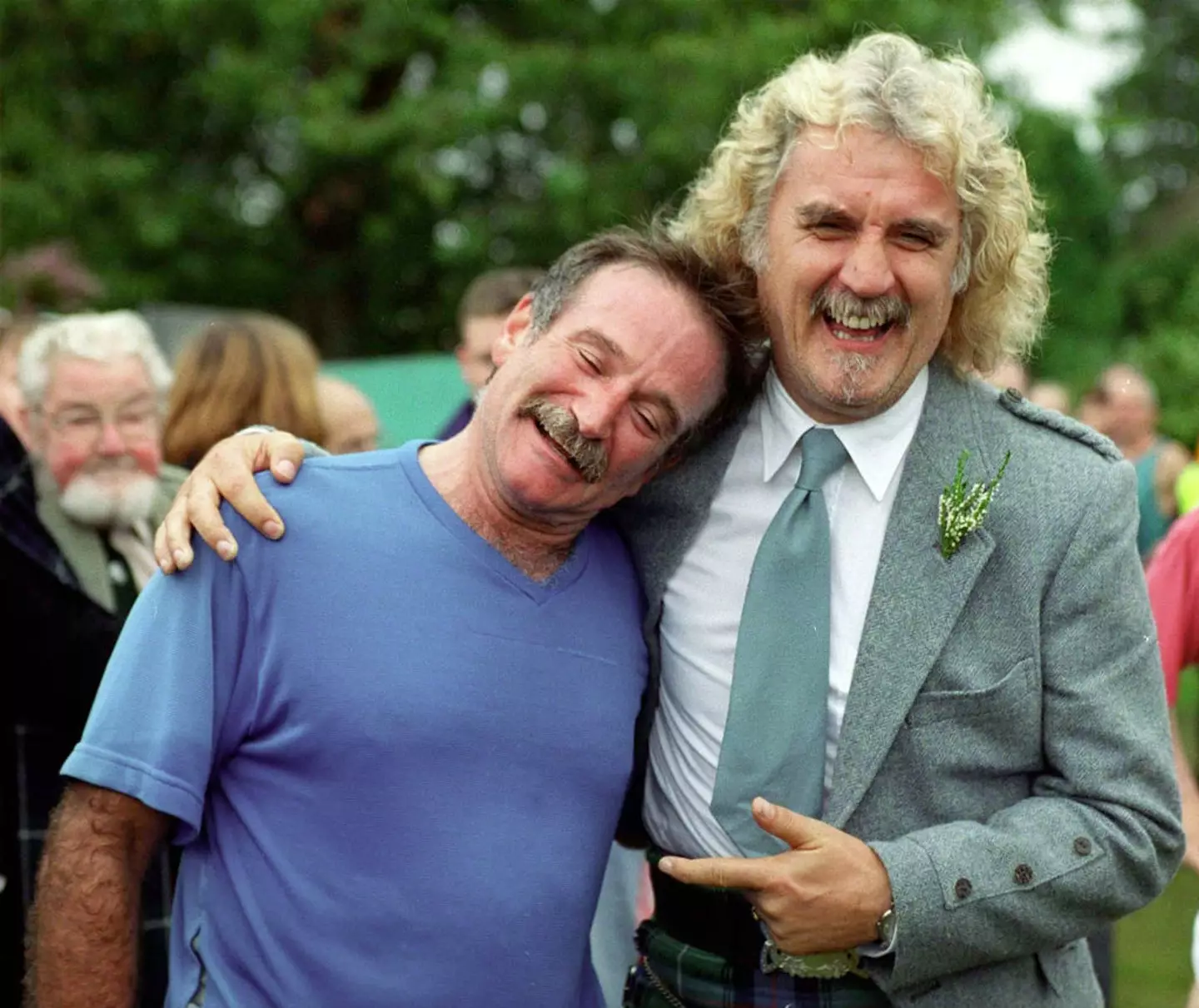 Two legends, one unbreakable bond. Robin Williams and Billy Connolly sharing smiles and laughter in Scotland—a friendship for the ages!