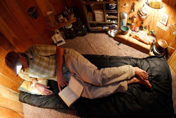 His life has ample space.