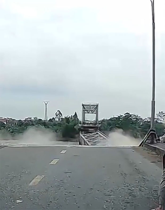 Phong Chau Bridge Crumbles Amid Super Typhoon, Leaving 13 Missing in Devastating Collapse