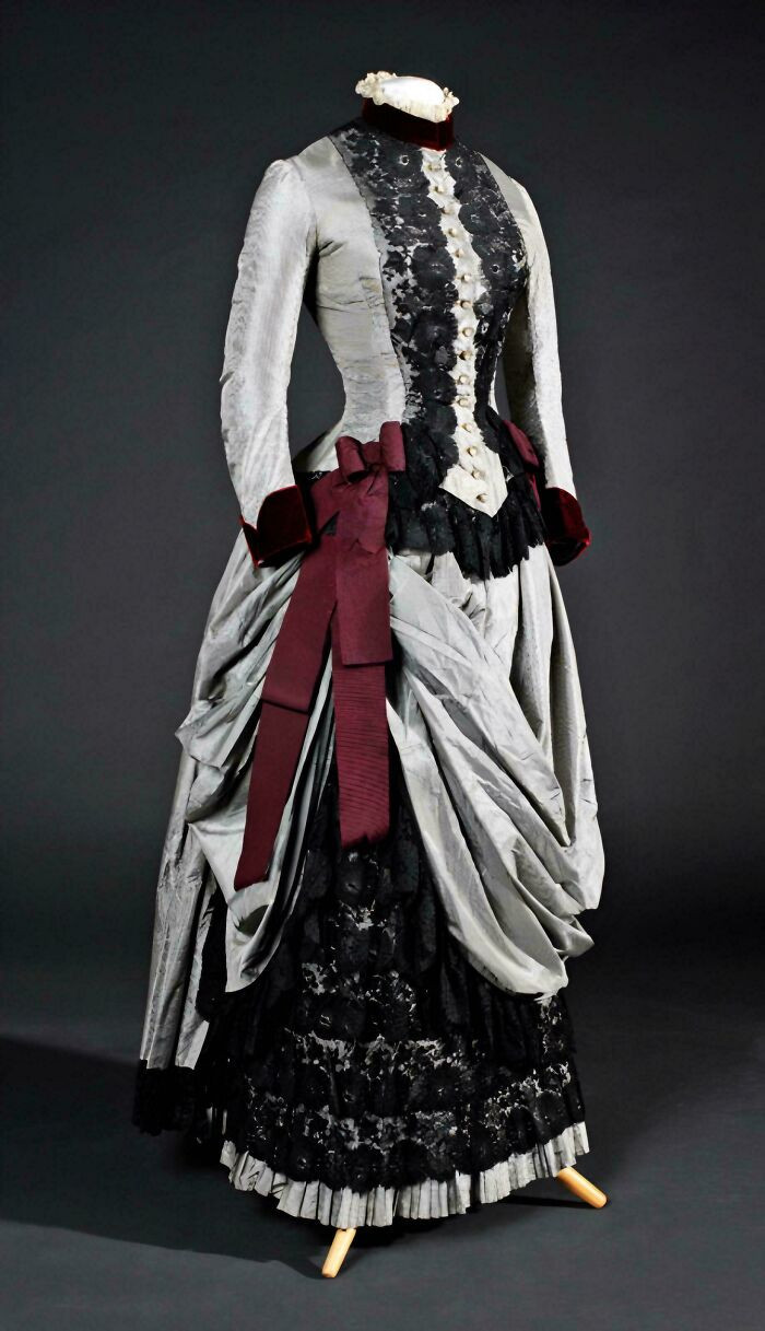 "Women's Dress, Mechanical Lace Ribbons, Velvet, Silk Taffeta And Velvet, Silk Ribbed Ribbon, Mechanical Lace. Barcelona Design Museum, 1885"