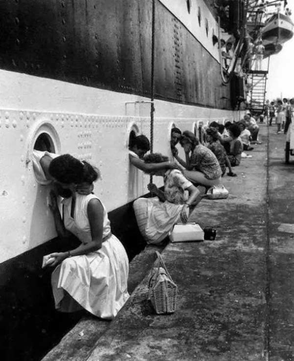 15. WWII soldiers get their last kiss before being deployed (1940s).