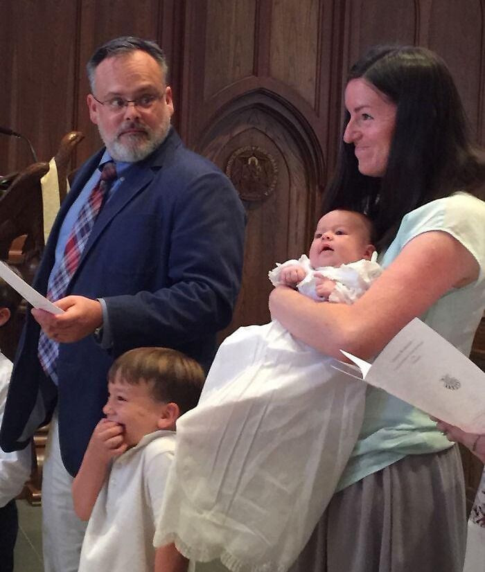 "The Moment Everyone Realized The Baby Defecated In Mom's Hand"