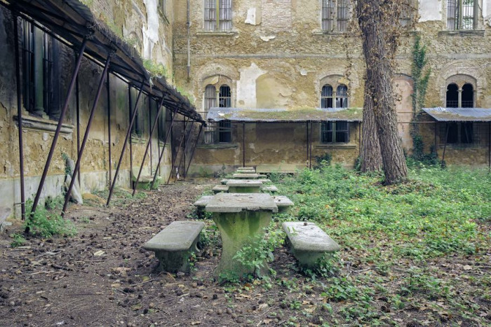 29. This outdoor area.