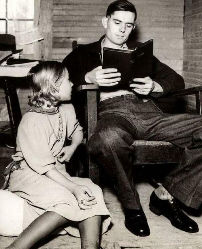 In this 1937 photograph, 22-year-old Charlie Johns is seen reading the Bible to his young wife, Eunice Winstead. The couple later built a life together and went on to raise nine children.