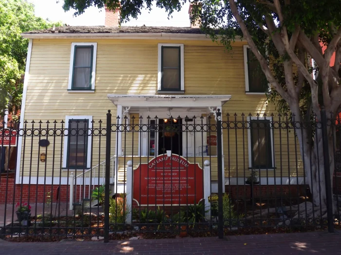 Davis-Horton House (1850): the oldest structure in downtown San Diego, with a well-dressed couple seen at the top of the staircase
