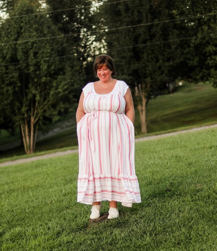 "My Husband Caught The Moment When I Remembered That My Dress Has Pockets"