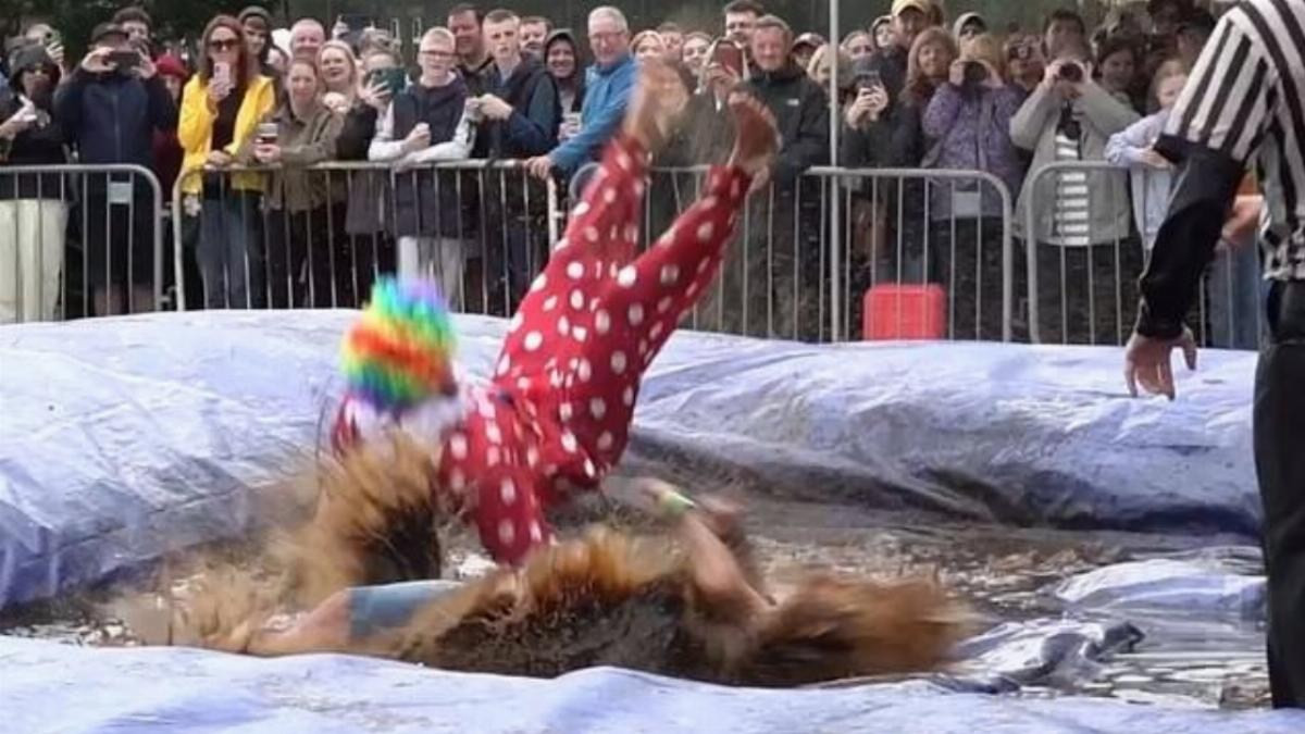 Inside the bizarre UK championship where wrestlers fight in 1,500 litres of gravy