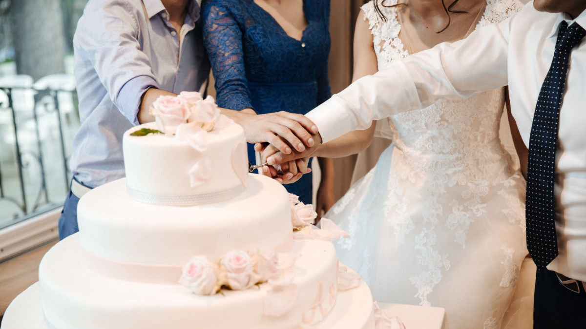 Bride’s Friend Demanded a Last Minute Rescue for a Wedding Cake. The Verdict Was Clear