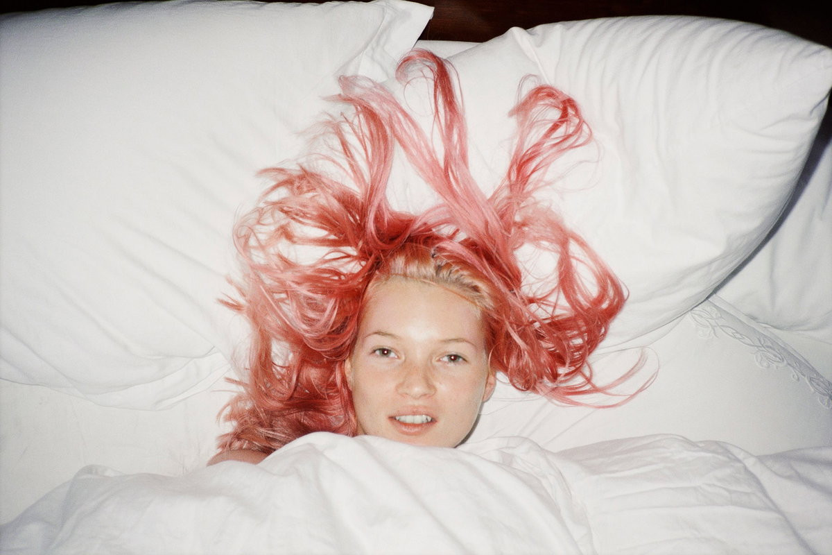 Why a New Tate Show Is Turning 1990s Cool Into a Debate About Life Before Smartphones
