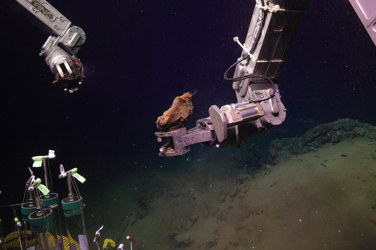 Scientists Brought Deep-Sea Rocks to the Surface and Two of Them Caught Fire