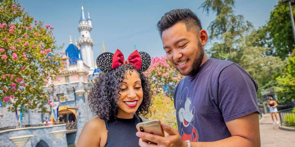 Disneyland’s next Magic Key freebie is a 25th anniversary Haunted Mansion Holiday card set
