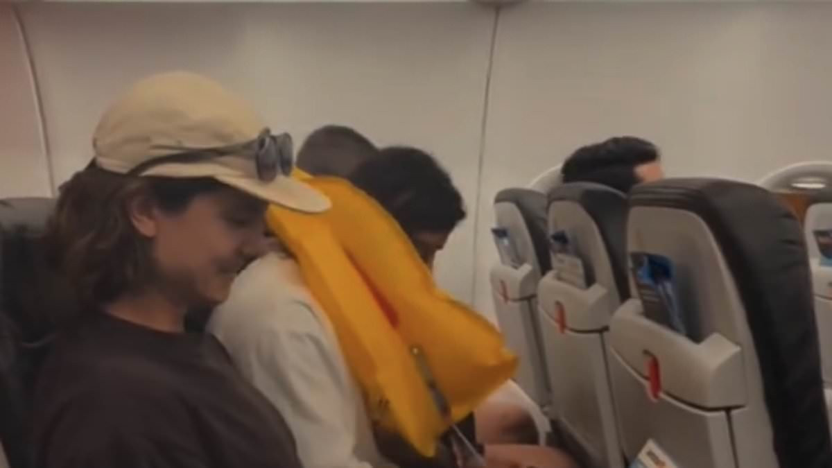 Passenger who copied the plane safety demo says it ended with a ban from two airlines