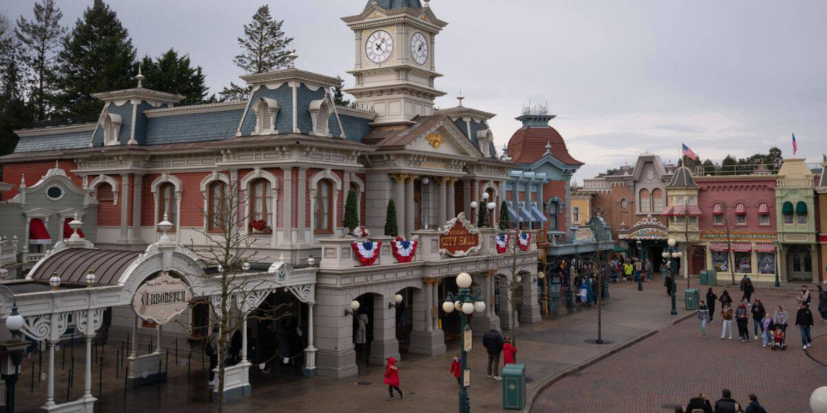 Why Disneyland Paris Suddenly Cleared Central Plaza by Sleeping Beauty Castle