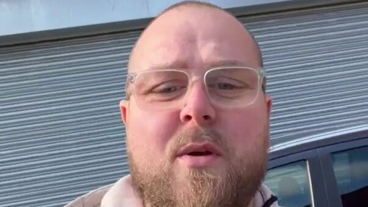 Warehouse boss turns forklift into instant valet after car blocks his shutter