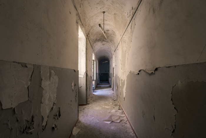 26. I would feel claustrophobic in this hallway.