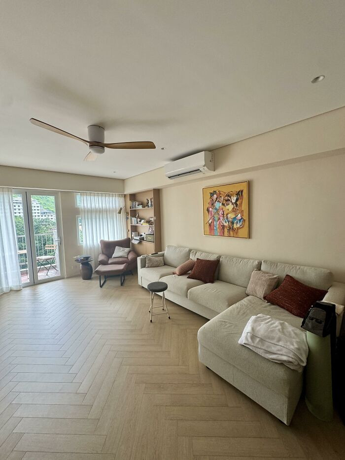 What Carpet (Size And Color) And Coffee Table (Shape And Material) Should I Put In This Living Room?