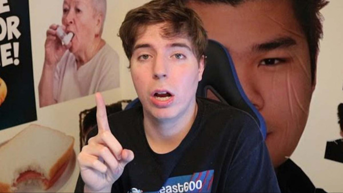 YouTuber Laurence live-streams marathon counting during a 24-hour broadcast.