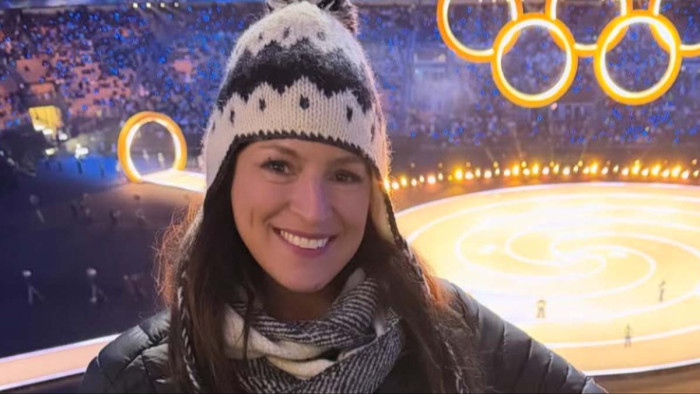 JD Vance seated in arena, viewers show polarized reactions during hockey.